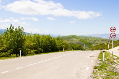 Otoyol, otoban ve yol manzarası. Didgori, Gürcistan 'da doğa ve şehir birlikte.