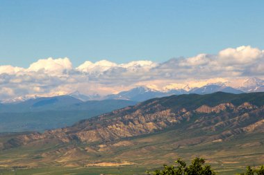 Georgia 'daki dağ manzarası. Didgori yolundan manzara. Bulutlar ve mavi gökyüzü.