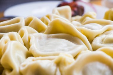 Geleneksel Gürcistan yemeği Khinkali, tabakta Gürcü köftesi