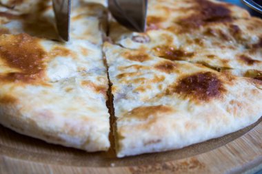 Lobiani fırını, ekmek ve fasulye.