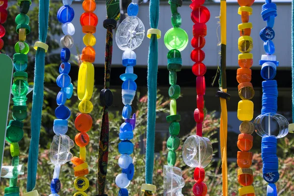 Renkli kolyeler, büyük bir grup boncuk ve taş kolye, mücevher arka planı.