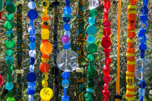 Renkli kolyeler, büyük bir grup boncuk ve taş kolye, mücevher arka planı.