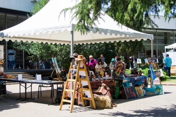 Açık hava pazarındaki insanlar, parktaki kalabalık, festival...