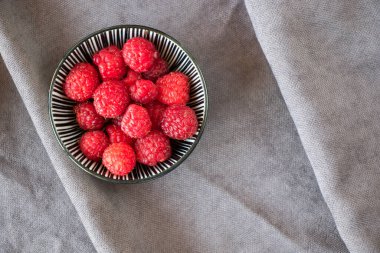 Kırmızı böğürtlenler gri arka planda, yaz meyveleri