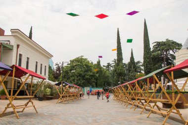 Tiflis, Gürcistan - 11 Temmuz 2021: Festival masası ve çadırı, açık hava pazarı