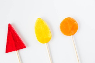 Renkli şekerler, beyaz arka planda lolipop, çok renkli.