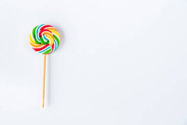 Renkli şekerler, beyaz arka planda lolipop, çok renkli.