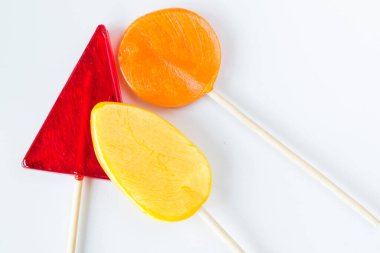 Renkli şekerler, beyaz arka planda lolipop, çok renkli.