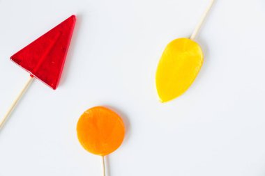 Renkli şekerler, beyaz arka planda lolipop, çok renkli.