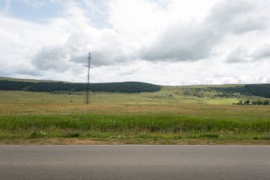 Georgia, Tsalka 'da manzara ve manzara. Yeşil tarla, çiçekler ve bulutlar.