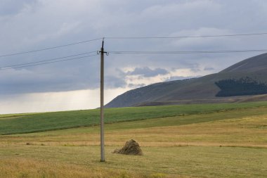 Gürcistan, Tsalka 'da manzara ve manzara. Yeşil alan ve bulutlar.