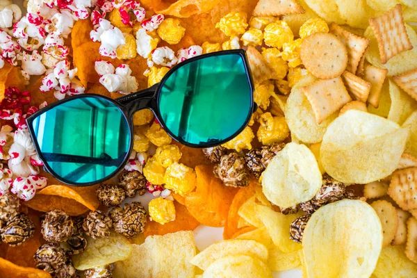 Palomitas Maíz Saladas Dulces Gafas Sol Fondo Blanco Vista Ángulo — Foto de Stock