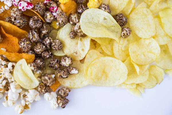 Palomitas Maíz Saladas Dulces Papas Fritas Fondo Blanco Vista Ángulo — Foto de Stock