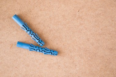 Kahverengi arka planda mavi plastik duvar prizleri, yüksek açı görünümü