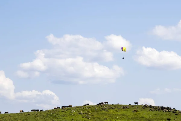 Para Planer Fly View Niebo Chmury Adrenalina Sport Khazbegi Gruzja — Zdjęcie stockowe