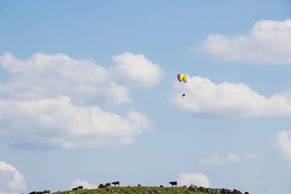 パラプランナーフライビュー 空と雲 アドレナリンとスポーツハズベイ ジョージア州 — ストック写真