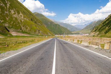 Gürcistan, Hazbegi 'deki otoban ve yol manzarası, seyahat fotoğrafları