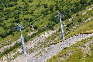 Gürcistan 'da hava kabini ve teleferik taşımacılığı, dağlar ve güneş ışığı