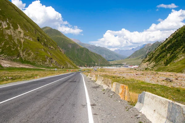 Gürcistan, Hazbegi 'deki otoban ve yol manzarası, seyahat fotoğrafları