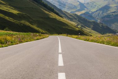 Georgia, Juta 'daki otoban ve yol manzarası. Yaz seyahati fotoğrafı.