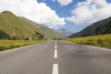 Georgia, Juta 'daki otoban ve yol manzarası. Yaz seyahati fotoğrafı.