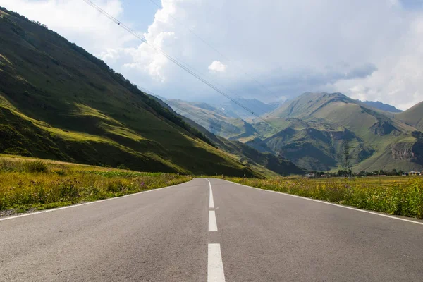Georgia, Juta 'daki otoban ve yol manzarası. Yaz seyahati fotoğrafı.