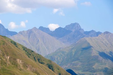 Gürcistan, Hazbegi 'deki dağ manzarası ve manzarası. Yaz seyahati fotoğrafı.