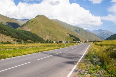 Georgia, Juta 'daki otoban ve yol manzarası. Yaz seyahati fotoğrafı