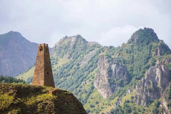Stará Kamenná Věž Khazbegi Gruzii Horské Krajině — Stock fotografie