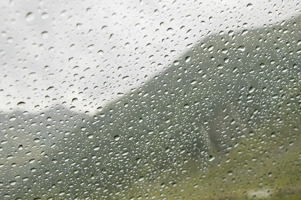 Droppar Bilen Glas Och Berg Landskap Bakgrund — Stockfoto