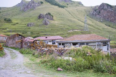 Cdo, Georgia 'nın şehir manzarası. Eski evler ve dağ manzarası.