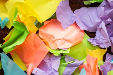 Buruşuk ve renkli kağıt parçalarından yapılmış duvar kağıdı ve arkaplan