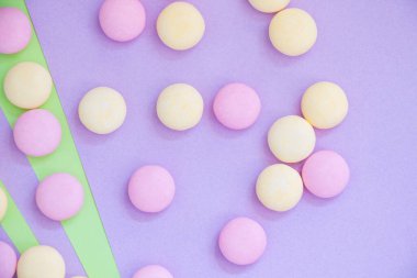 Renkli arka planda şeker, güzel duvar kağıdı.