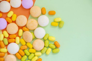 Renkli arka planda şeker, güzel duvar kağıdı.