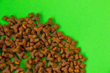 Köpek ve kediler yiyecek kurutur.