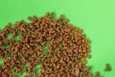 Köpek ve kediler yiyecek kurutur.