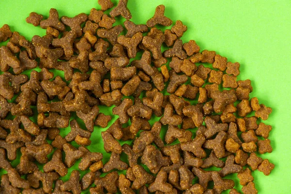 Köpek ve kediler yiyecek kurutur.