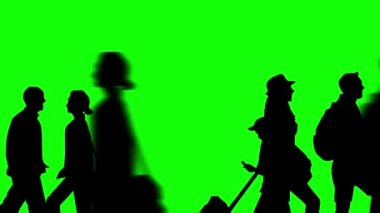 Büyük bir kalabalık geçişinin animasyonu (4K video). Siluet versiyonu. Yakın çekim görüntüsü. arkaplan şeffaf kullanımı için yeşil arkaplan