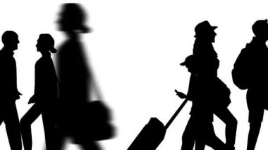 Büyük bir kalabalık geçişinin animasyonu (4K video). Siluet versiyonu. Yakınlaşan kameranın canlandırması.