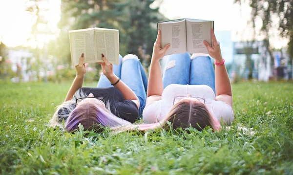 Adolescentes Lendo Livros Juntos Campus Universitário Enquanto Deitado Grama Millennials — Fotografia de Stock