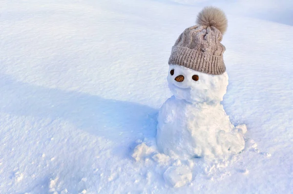 Kleiner Schneemann Mit Strickmütze Auf Schnee Winter — Stockfoto