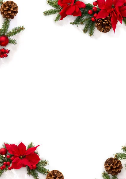 Noel süsü. Kırmızı noktalı çiçeklerden oluşan çerçeve, dallı noel ağacı, kozalaklar, top, kırmızı böğürtlen beyaz arka planda yazı için boşluk. Üst manzara, düz uzanma