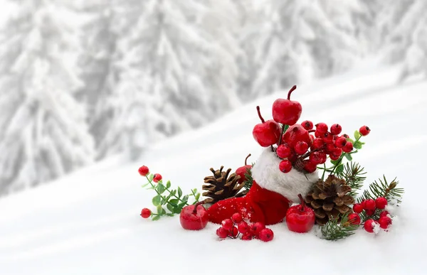 Addobbi Natalizi Calza Con Bacche Rosse Mele Ramoscelli Albero Natale — Foto Stock