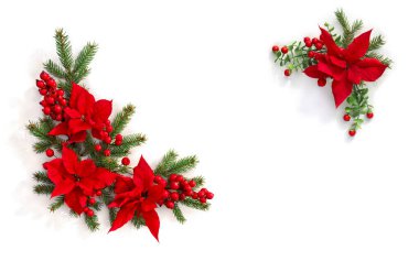Noel süsü. Kırmızı noktalı çiçek çerçevesi, dallı noel ağacı, beyaz arka planda kırmızı böğürtlenler ve metin için boşluk. Üst manzara, düz uzanma