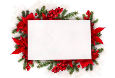 Noel süsü. Kırmızı noktalı çiçeklerden oluşan çerçeve, dallı Noel ağacı, beyaz arkaplanda yazı için yeri olan beyaz kart notlu kırmızı böğürtlenler. Üst manzara, düz uzanma