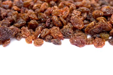 Beyaz arka planda tatlı kuru üzümler