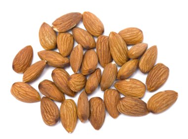 Beyaz arka planda bir yığın badem. Üst manzara, düz uzanma