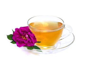 Beyaz arka planda çay ve çiçek pembe çay gülleri