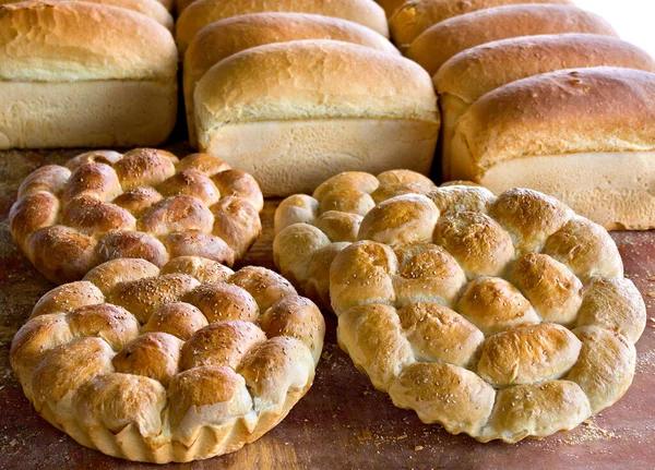 Čerstvý Pečený Chléb Dřevěném Stole Pekárně — Stock fotografie