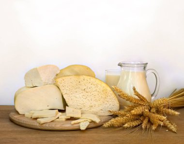 Peynir, süt, buğday ve arpa ahşap masa üzerinde hafif bir zemin üzerinde metin için yer var.